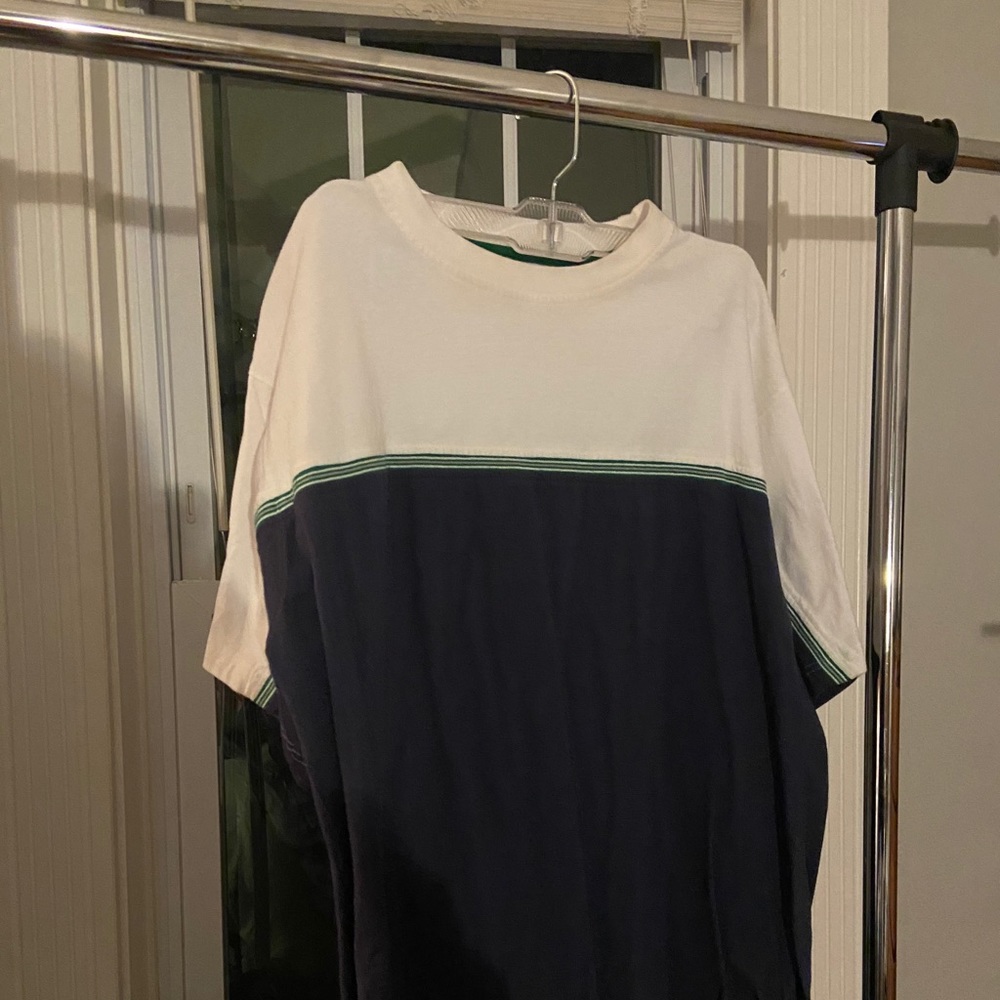 Short sleeve color blocking t-shirt.